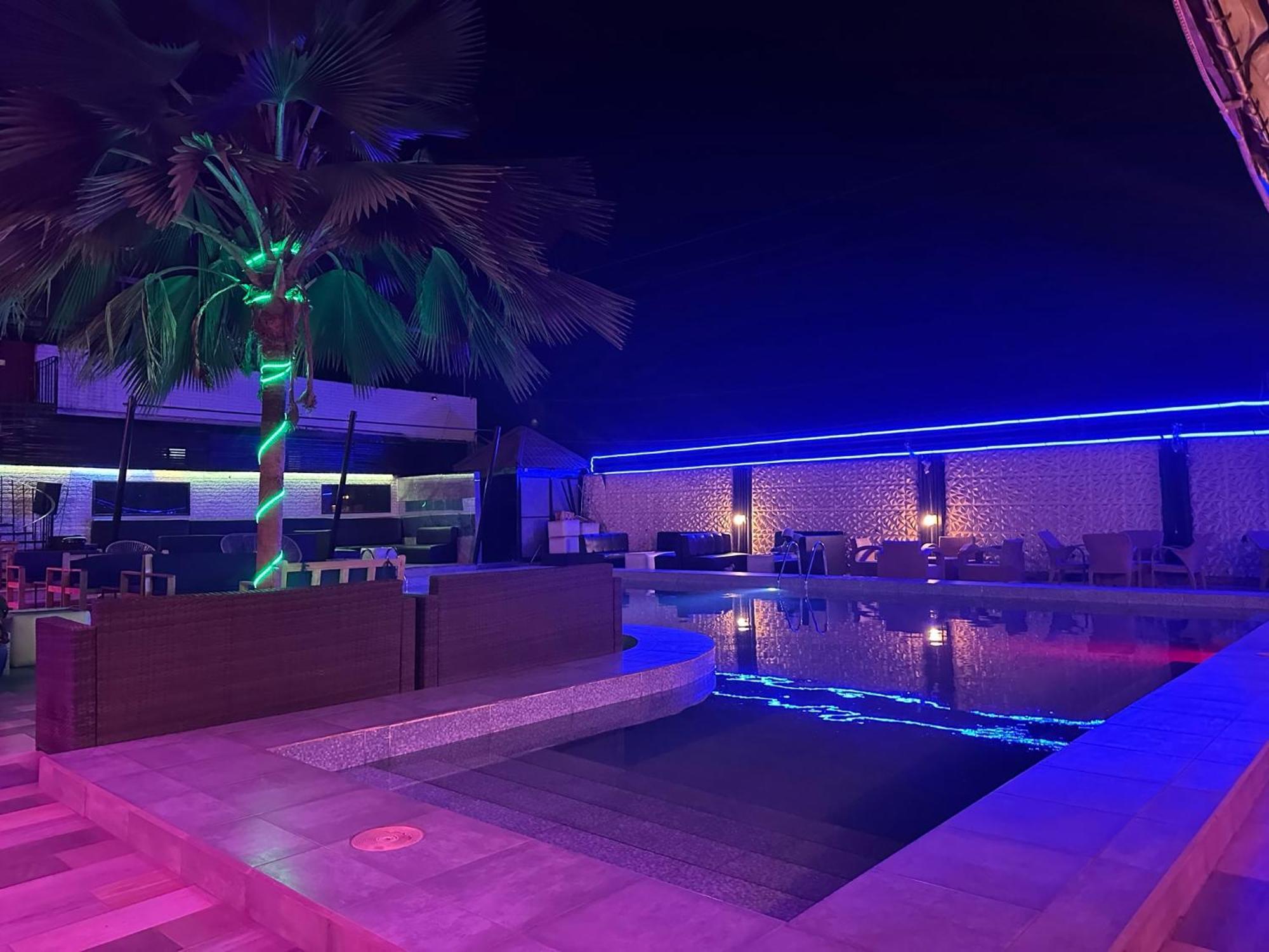 Apartments Plaza Hotel 克罗里 外观 照片