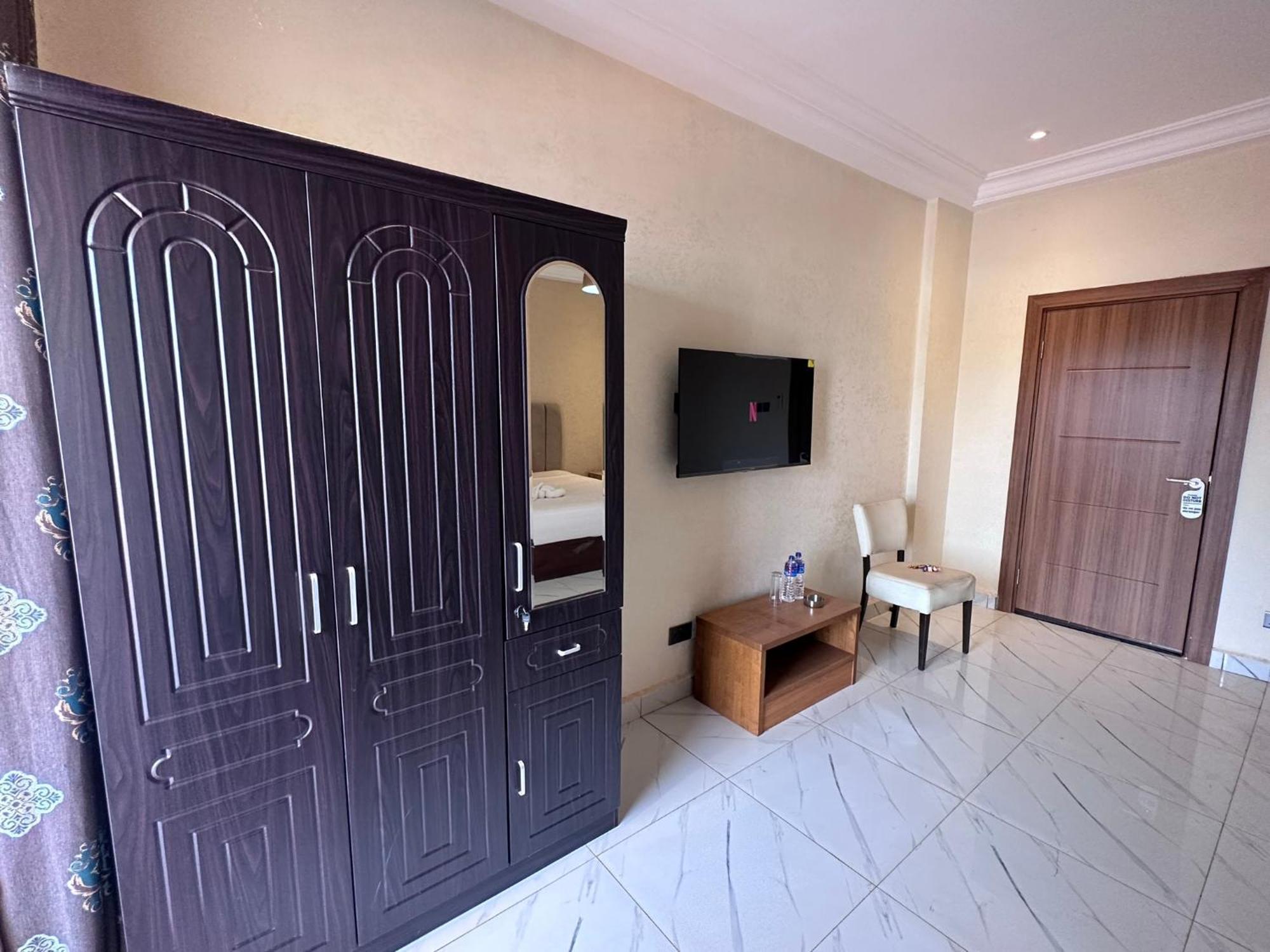 Apartments Plaza Hotel 克罗里 外观 照片